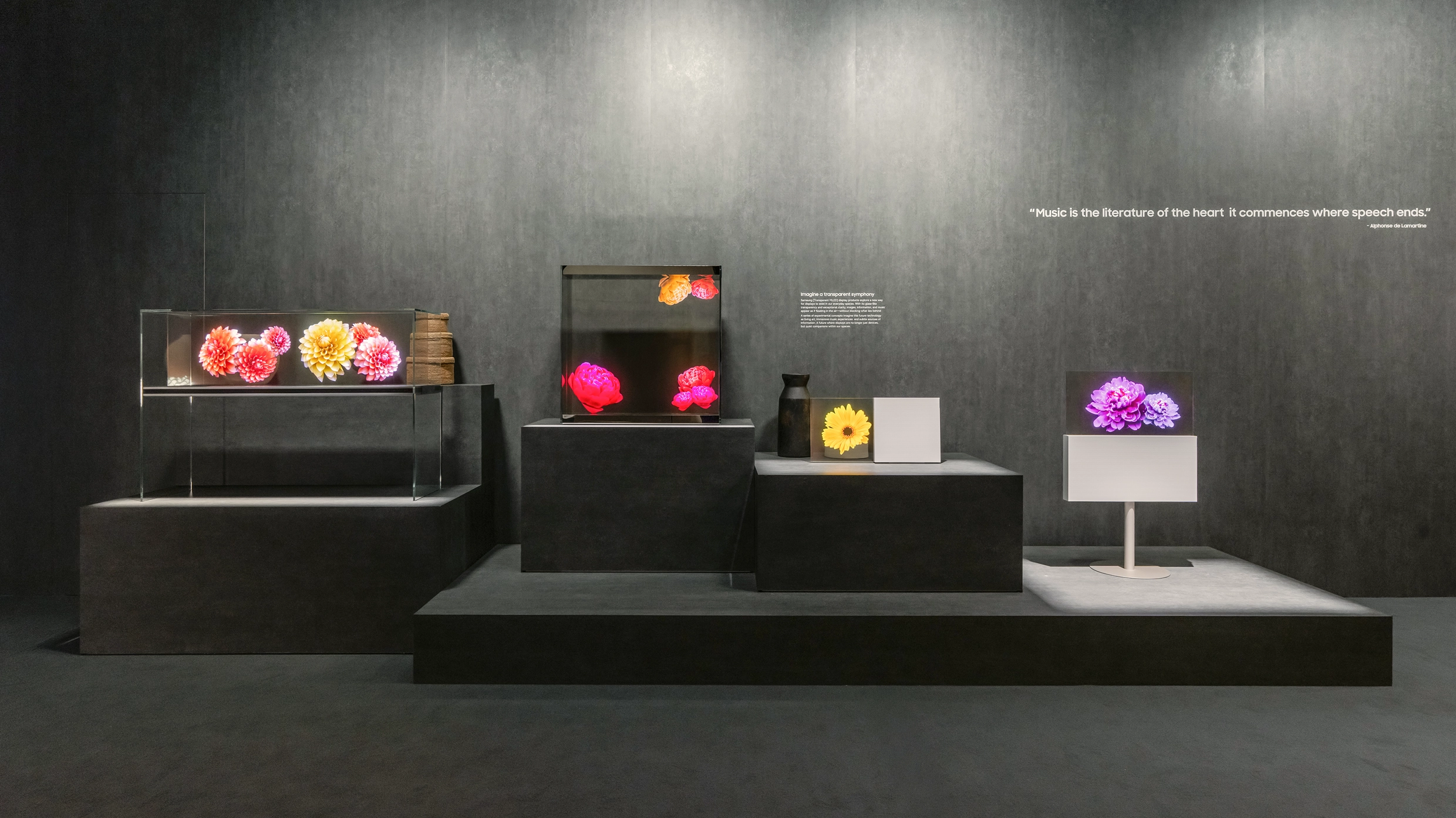 더 랭귀지 오브 사운드 앤드 스페이스. 트랜스페어런트 심포니: 투명 디스플레이가 예술과 정보를 일상 공간 속에 구현하는 경험.