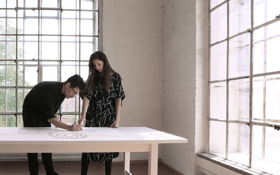 아티스트 DFT가 종이 위에 그림을 그리고 있습니다.