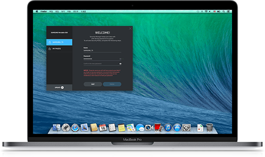 삼성전자 T5의 UX를 지원하는 스마트폰, PC 사진입니다.