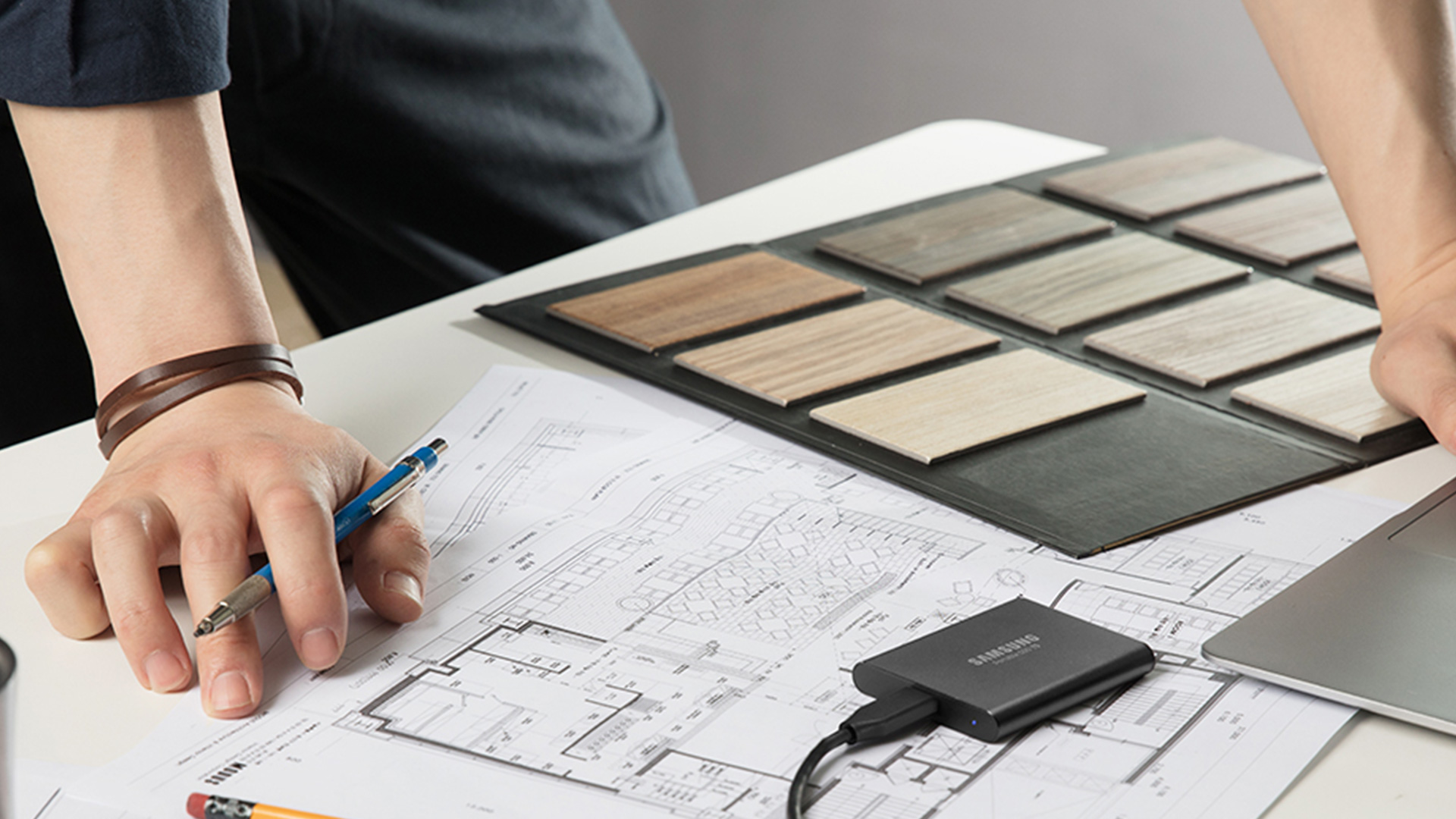 삼성전자 T5를 이용하는 사용자의 모습입니다.