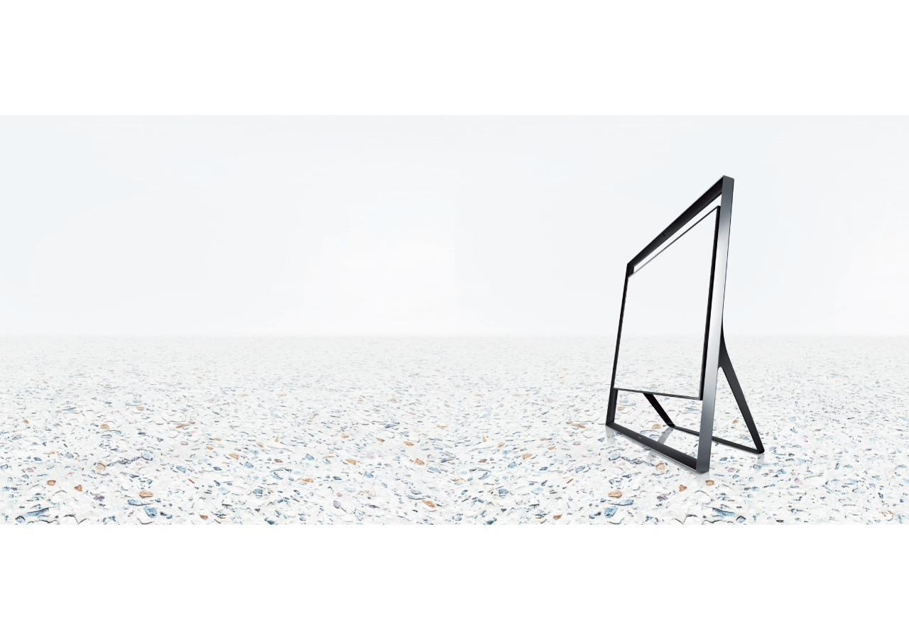 공간안에 TV가 놓여있습니다.