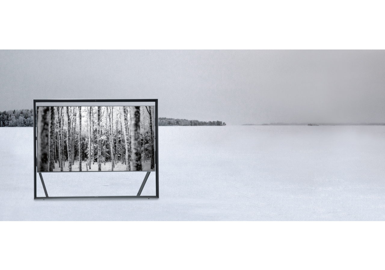 설원 위에 소나무 숲의 모습이 담긴 TV가 놓여있습니다.