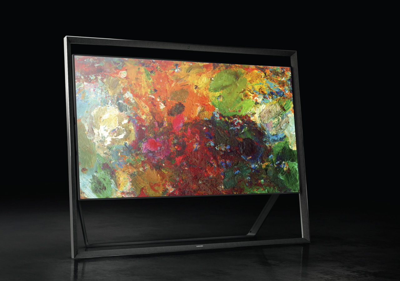 유화 그림을 가득 담은 TV가 놓여있습니다.