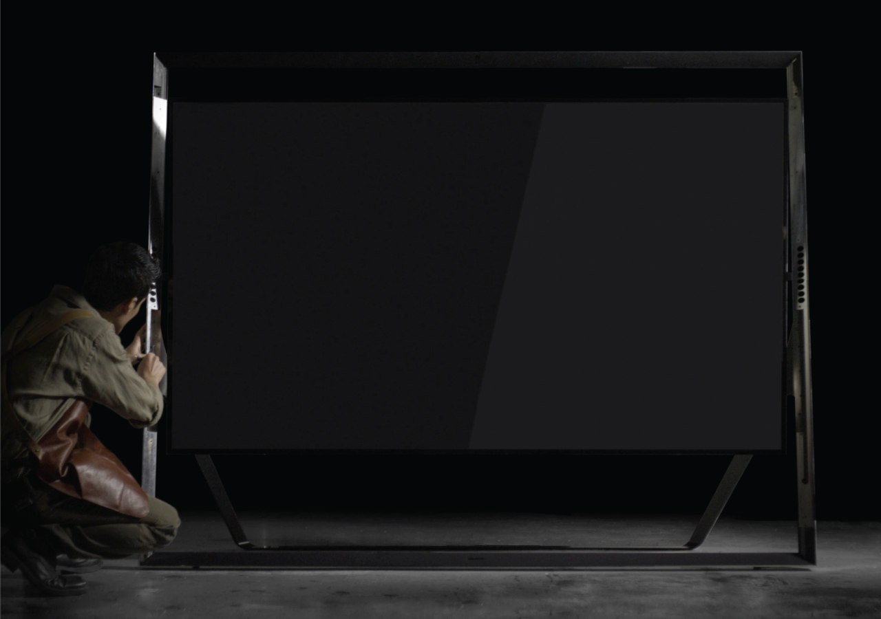 TV를 직접 손으로 만지고 있는 장인의 모습이 보여지고 있습니다.