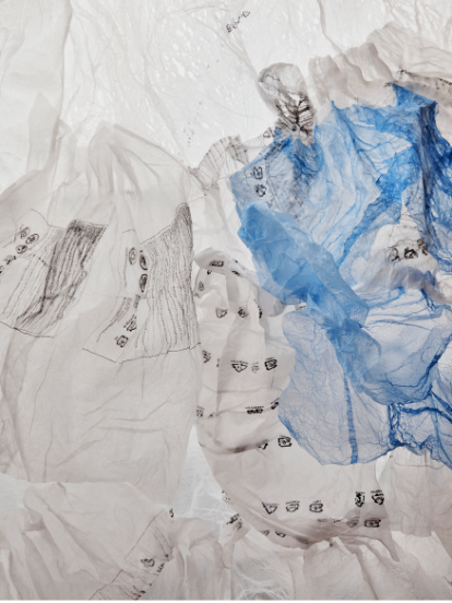 폐비닐과 폐어망을 소재로 작품을 만드는 김지선 작가의 모습입니다.