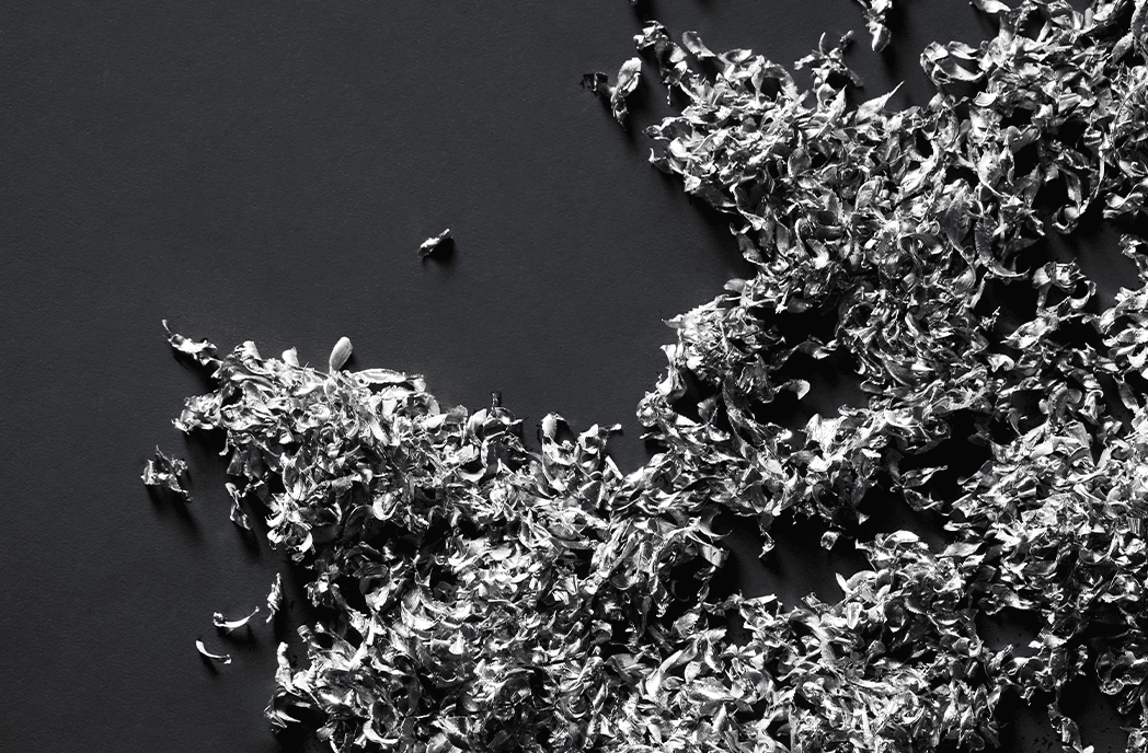 그라파이트와 알루미늄을 소재로 작품을 만드는 삼성 디자이너의 모습입니다.