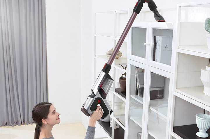 삼성전자 POWERGun 청소기로 집안을 청소하고 있습니다.