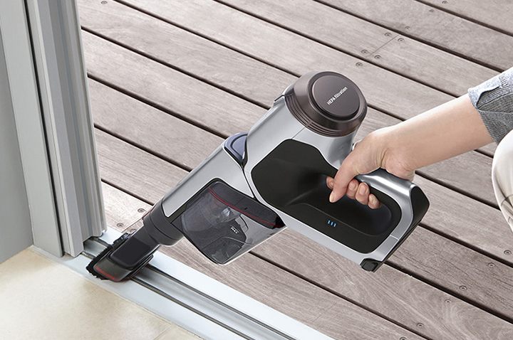 삼성전자 POWERGun 청소기로 집안을 청소하고 있습니다.