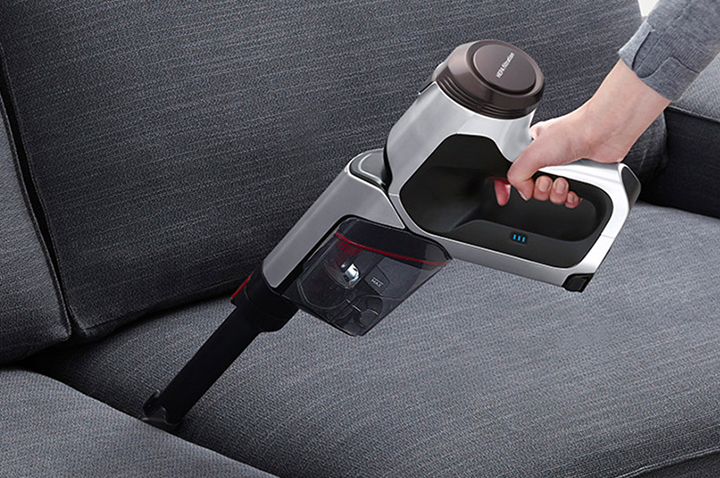 삼성전자 POWERGun 청소기로 집안을 청소하고 있습니다.