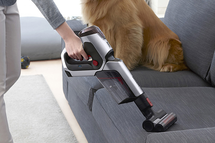 삼성전자 POWERGun 청소기로 집안을 청소하고 있습니다.